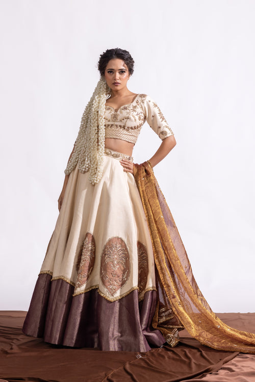 The Chand Ka Noor Lehenga Set Sitarah