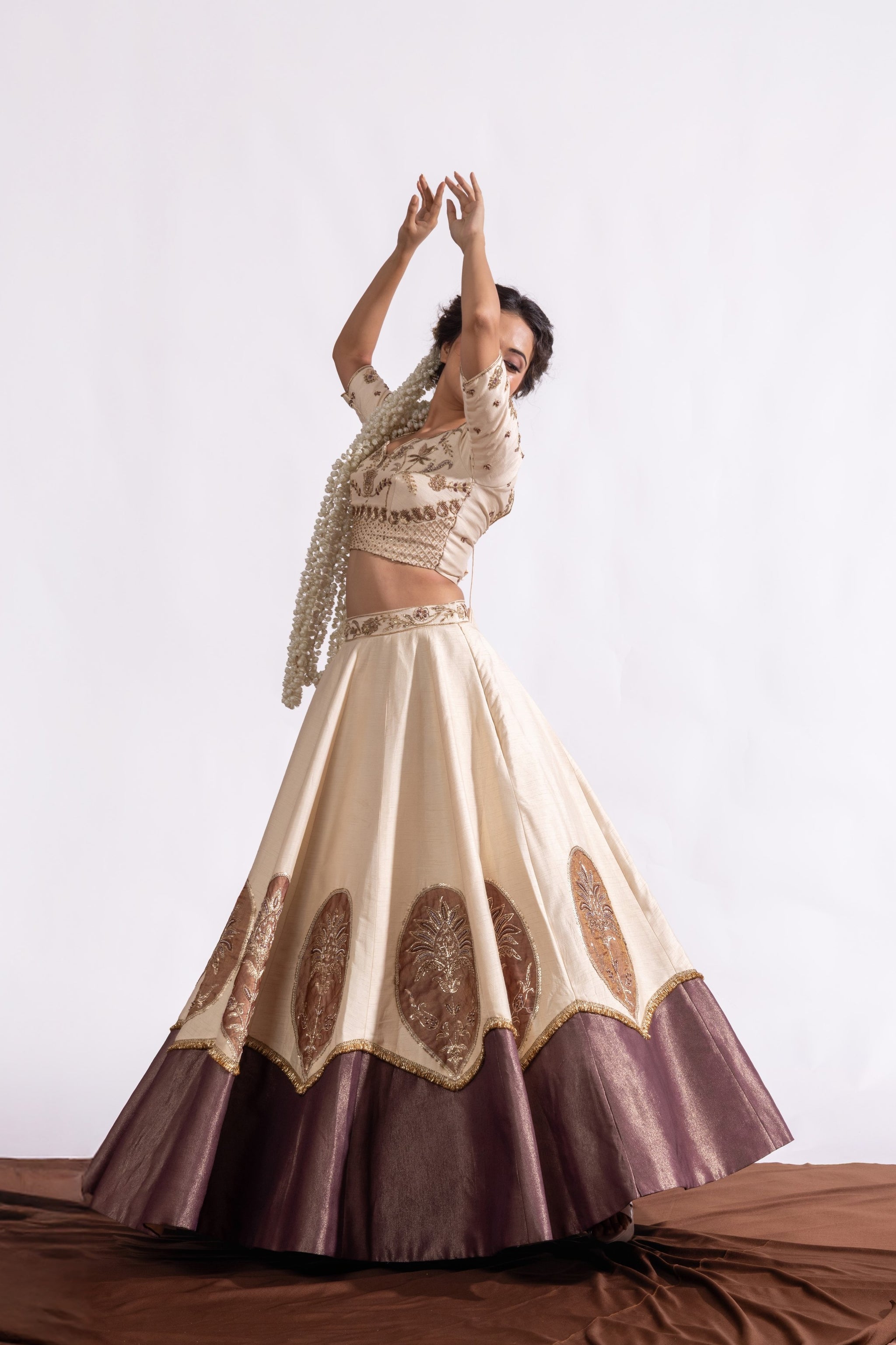 The Chand Ka Noor Lehenga Set Sitarah